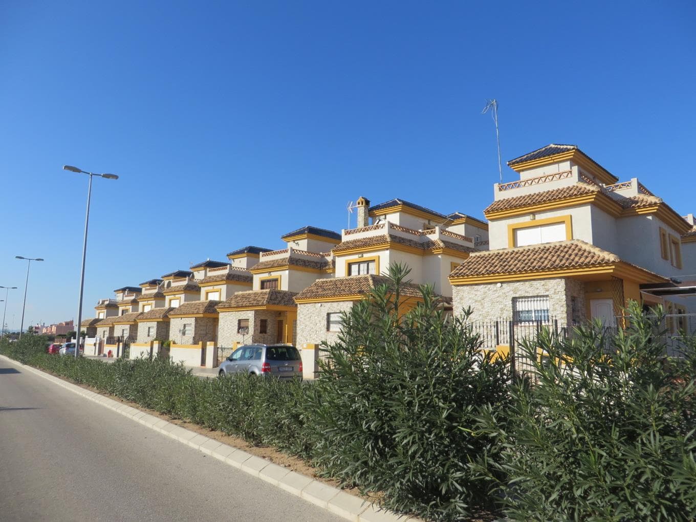 FINCA 4299 de Los Montesinos (Reg. Prop. De Almoradí). URBANA. Vivienda tipo dúplex en planta baja y primera en altura, construida en Los Montesinos, Urbanización Brisas de las Salinas II, con frente y acceso independiente por calle, marcada con el n - Imagen 1