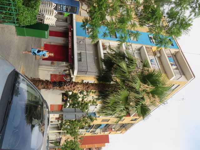 VIVIENDA EN MANISES. Vivienda urbana en calle de Molino de la Luz, nº 1-A de Manises. Superficie útil de sesenta y seis metros y sesenta y tres decímetros cuadrados y distribución propia para habitar. (Consúltese certificado de dominio y cargas).
