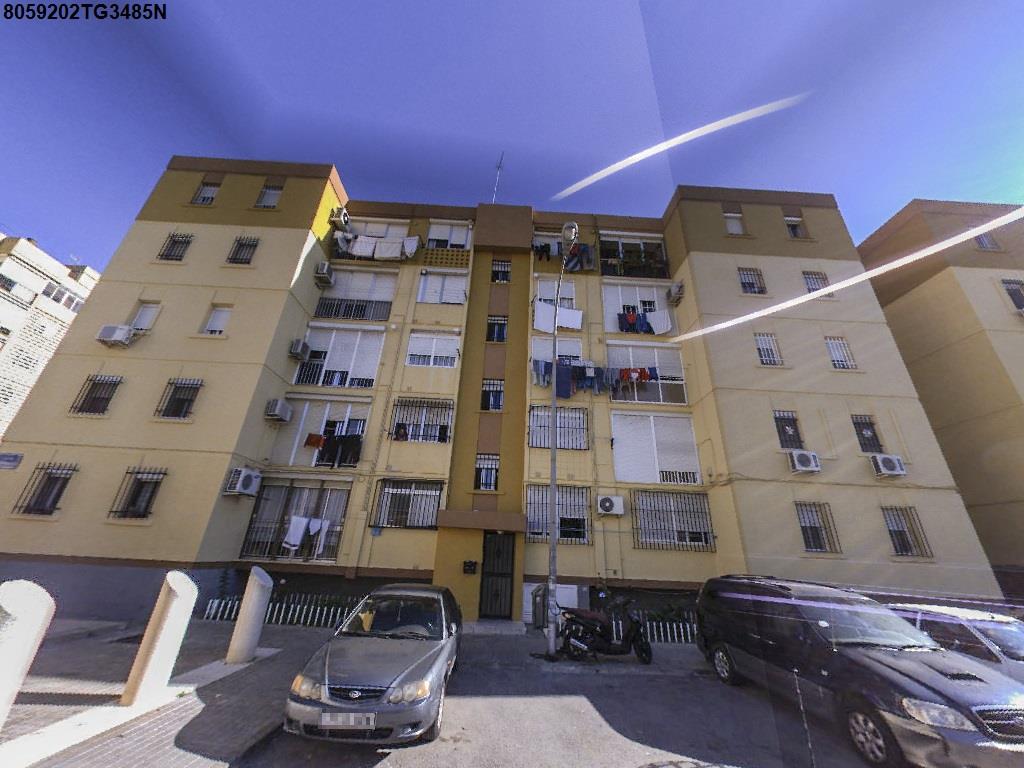 Vivienda letra B de la planta cuarta alta del bloque de viviendas número 398 sito en Sevilla, al sitio de las casillas de San Jerónimo, hoy calle Charolistas número cuatro. Se compone de vestíbulo, comedor-estar con terraza, tres dormitorios, cuarto - Imagen 1
