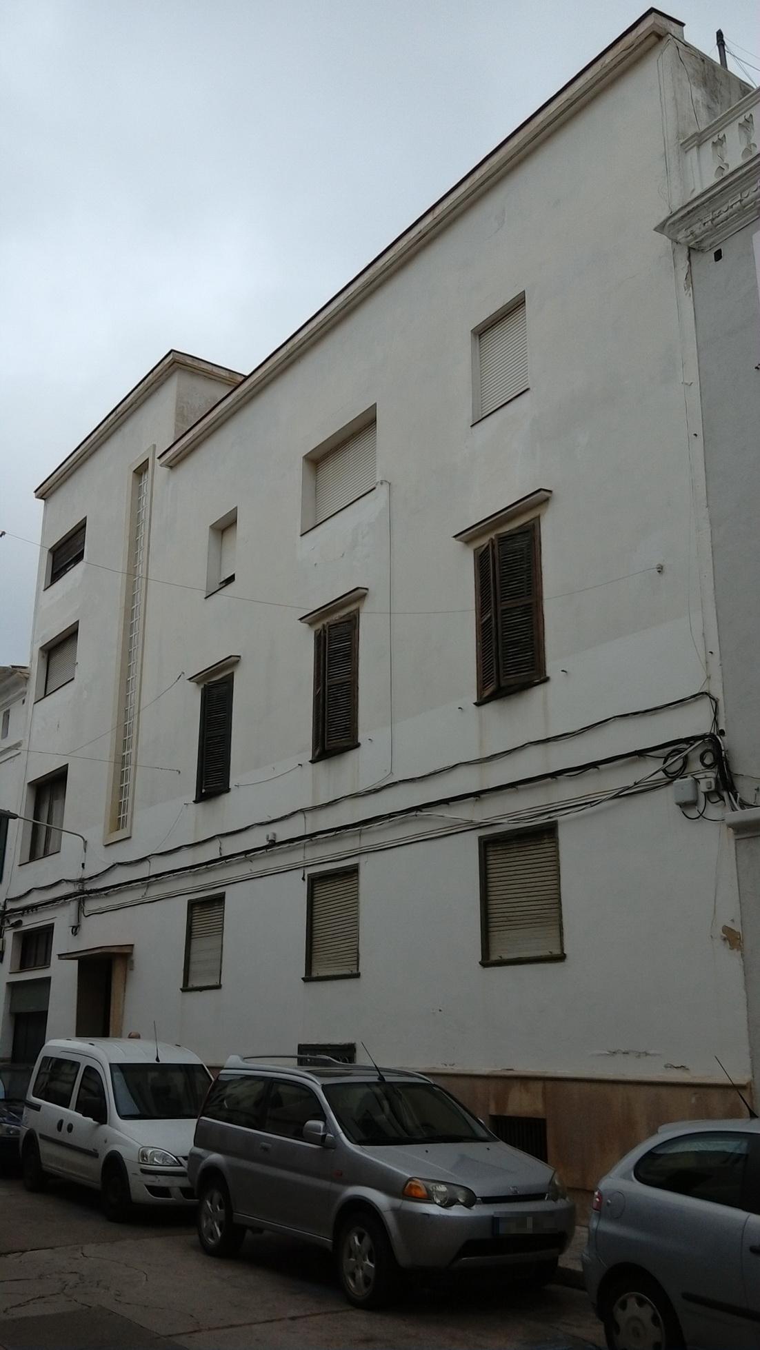 URBANA: Vivienda ubicada en planta primera, del edificio sito en Mahón, calle San Jorge, número seis. Ocupa una superficie de doscientos cincuenta y tres metros catorce decímetros cuadrados. LINDA, entrando a la vivienda: frente, rellano de escalera; - Imagen 1