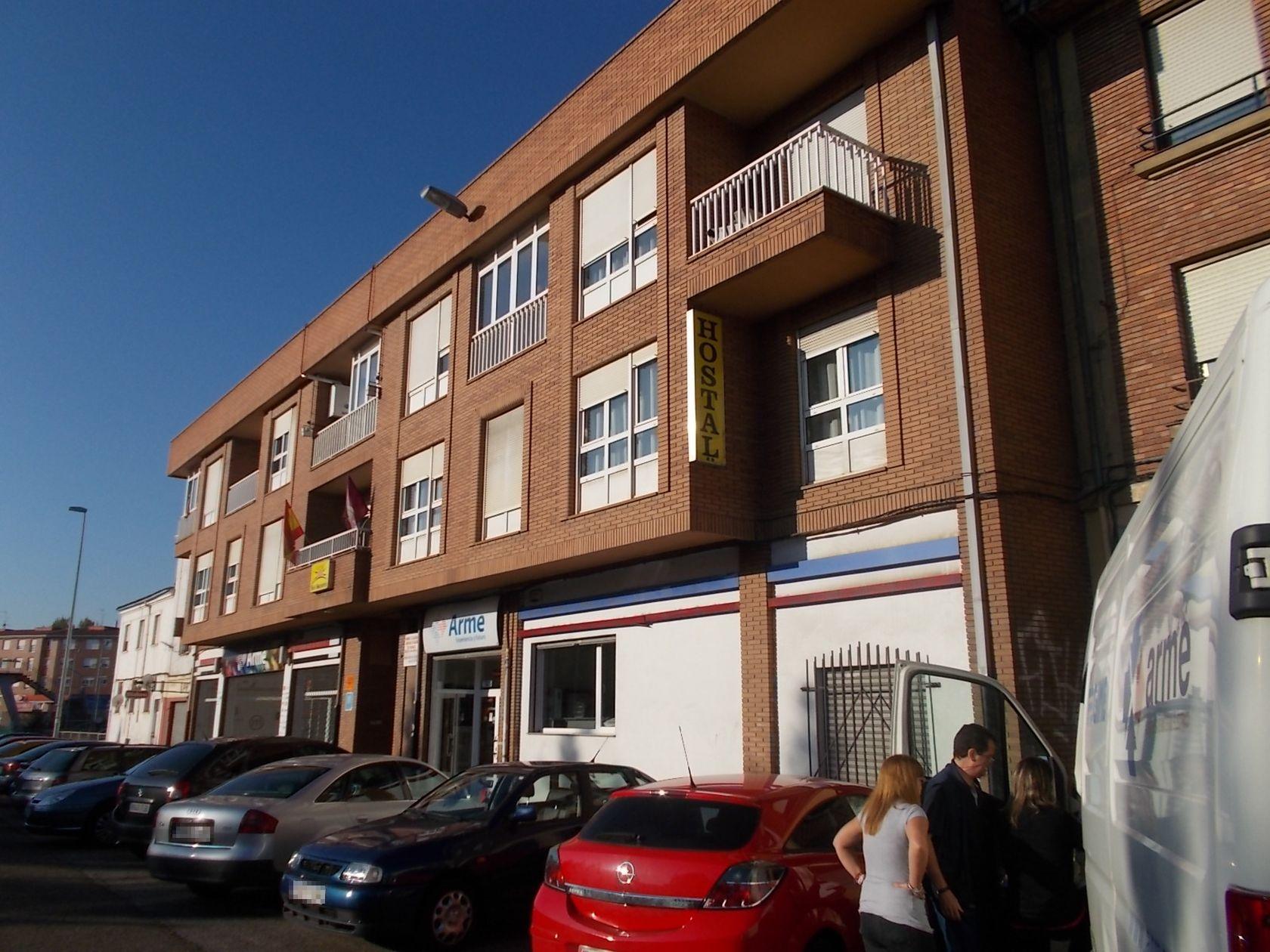 URBANA : FINCA DOS.- Local comercial sito en las plantas sótano y baja del edificio en león , en la avenida de Antibióticos, número 106, con acceso propio e independiente desde tal avenida y por la calle sin nombre, paralela a aquella y comunicadas a - Imagen 1