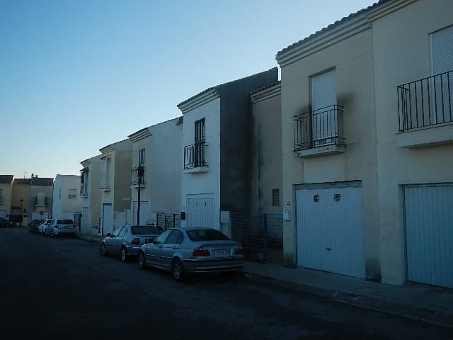 Bien inmueble. finca urbana. vivienda unifamiliar adosada de dos plantas con aparcamiento sita en la calle Pilar Miró 20 de Gines (Sevilla). superficie construida 127 metros cuadrados; superficie del aparcamiento 19 metros cuadrados; año de construcc