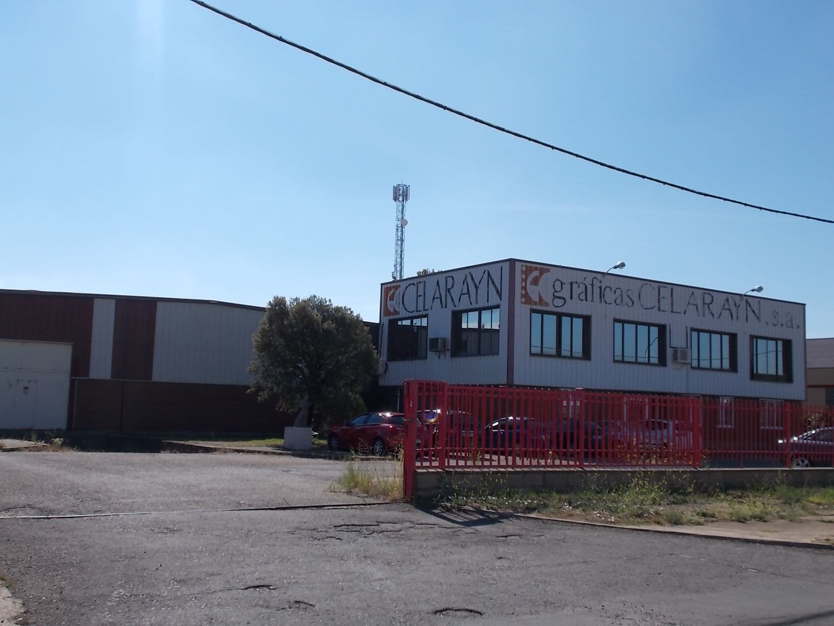FINCA URBANA.- PARCELA de terreno en término de Onzonilla señalada con el número M-83 del Polígono Industrial. La parcela tiene una extensión superficial de CUATRO MIL TREINTA Y DOS METROS CUADRADOS. Sobre dicha parcela está construida una NAVE INDUS - Imagen 1