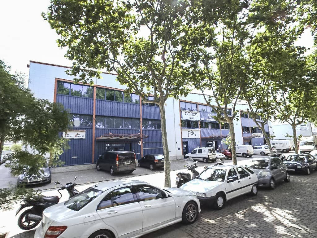 ENTIDAD NUMERO NUEVE.- NAVE INDUSTRIAL F1 de la Fase 2 situada en la calle Estany 13 y Cobalt 16-20. Indivisible compuesta de planta baja con una superficie quinientos quince metros noventa y siete decímetros cuadrados y una altura de 7’ 92 metros y - Imagen 1