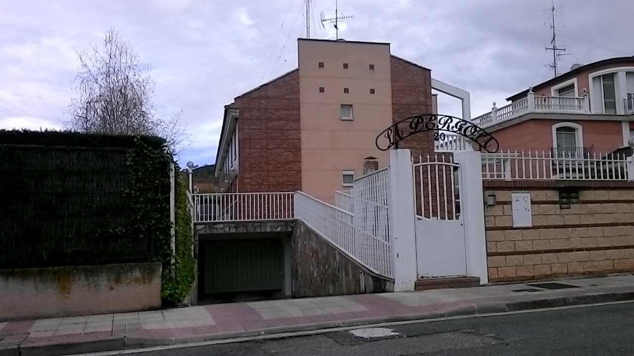 FINCA REGISTRAL Nº 6790: URBANA: NÚMERO DOS.- Vivienda unifamiliar letra B, del conjunto urbano sito en Villamediana de Iregua, n calle Najeril número 20, compuesta por planta de semisótano para garaje y bodega, de 64,09 metros cuadrados útiles y 71, - Imagen 1