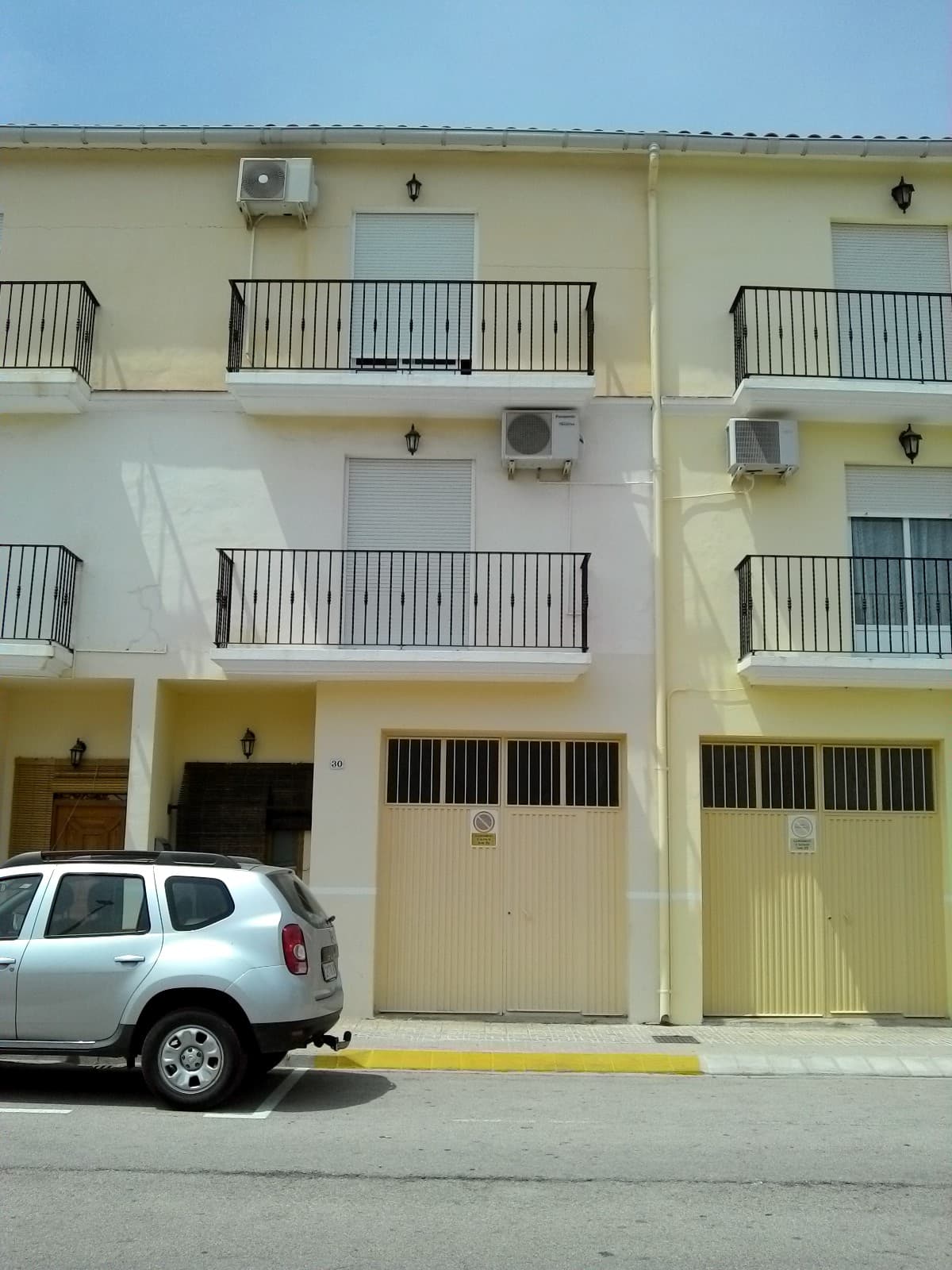 Vivienda unifamiliar del tipo D-Dos, cuya puerta está señalada con el número dos del Complejo Urbano, sito en término de Alfahuir, con fachada a la Ronda de Salvador Cardona, construída sobre una parcela de ciento veinte metros con cincuenta y dos de - Imagen 1