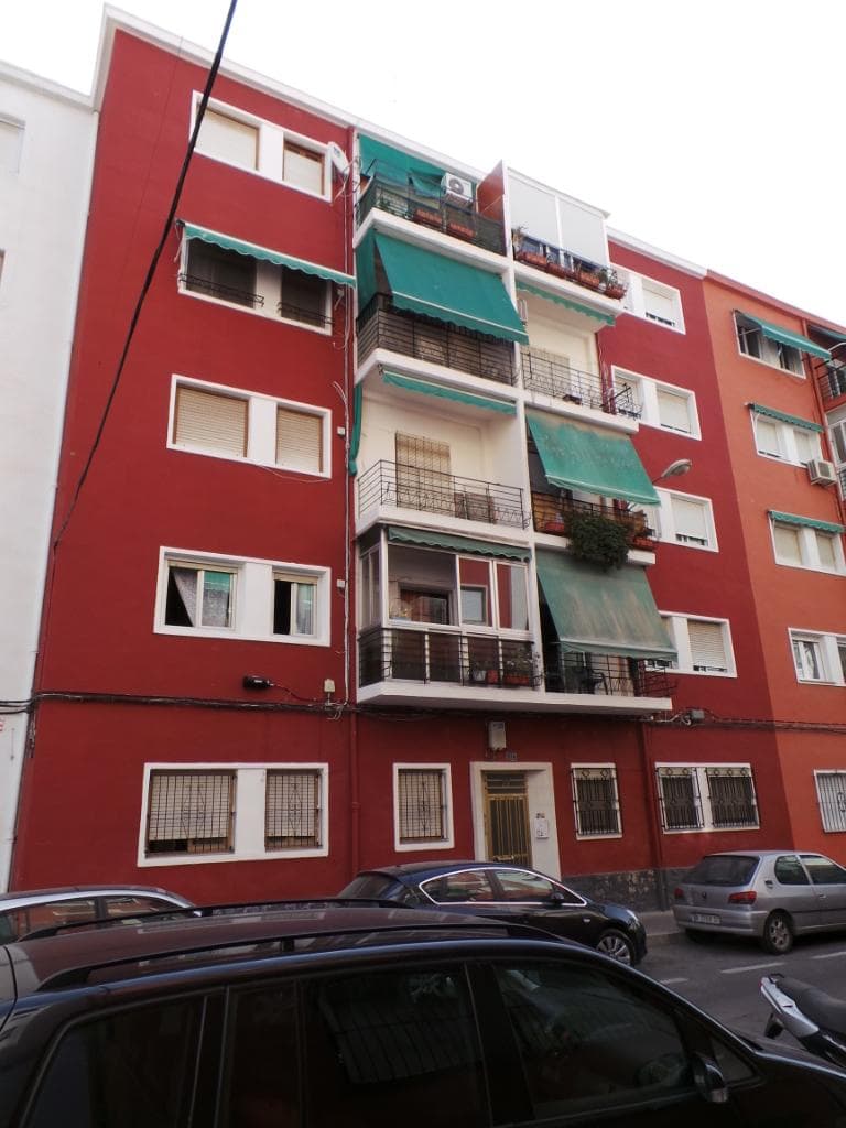 Una mitad indivisa de finca sita en Calle Hermanos Muñoz 22, 4º derecha Alicante Datos registrales: Una mitad indivisa de Finca Registral 6015 del Registro de la Propiedad nº3 de Alicante, inscrita al tomo 944, libro 944, folio 50. Código registral ú - Imagen 1