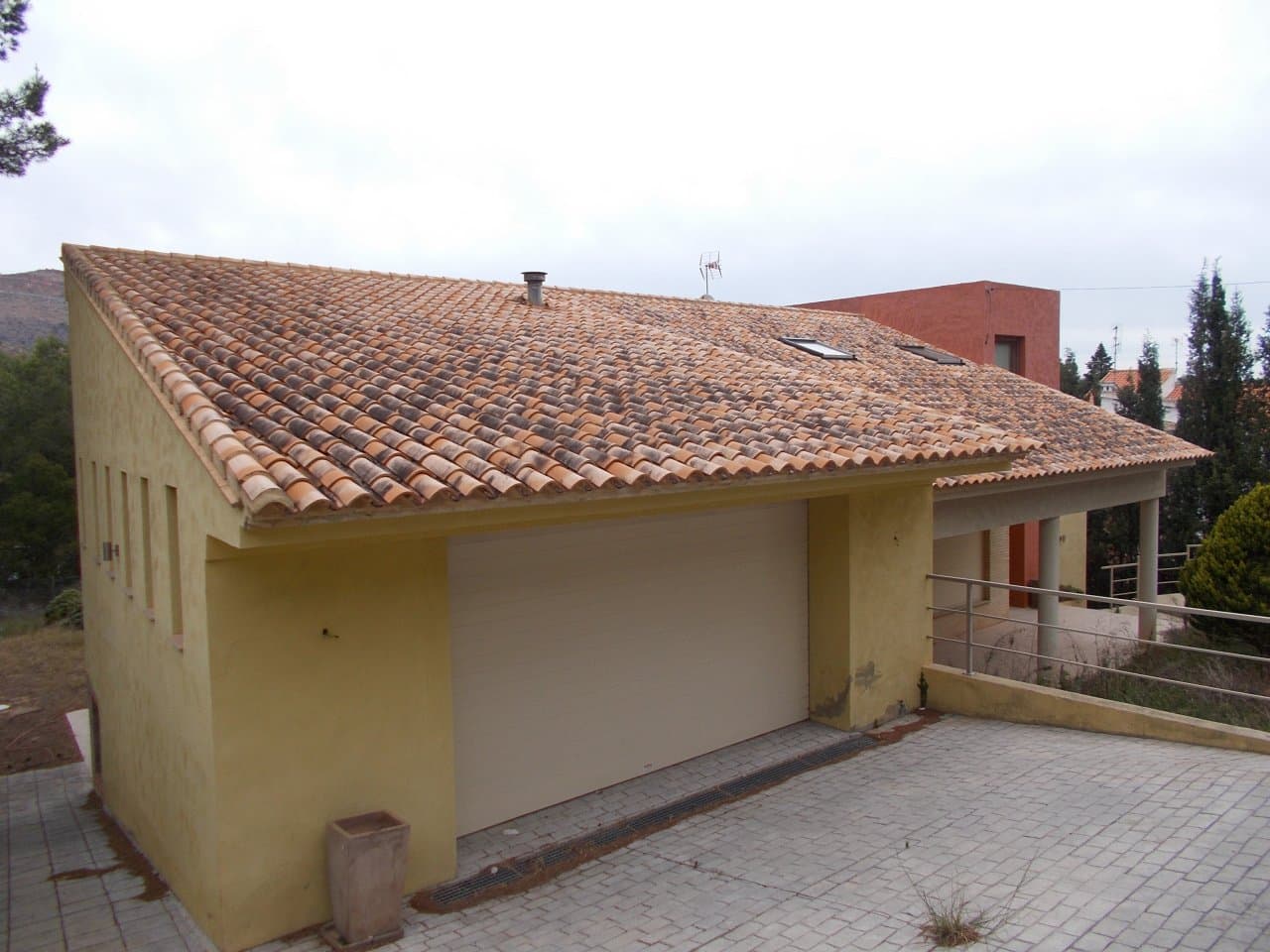 FINCA E IDENTIFICACION REGISTRAL.- FINCA Nº 2938, GILET, inscrita en el tomo 2468, libro 71, folio 220. Del Registro de la Propiedad nº 2 de Sagunto. Urbana. Una casa sita en término de GILET, en la parcela número 81 de la URBANIZACIÓN VALLE DE SANTO - Imagen 1