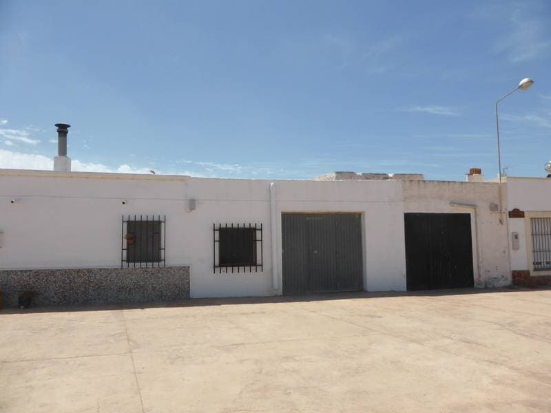 URBANA: Local de uso industrial sito en Avenida Sergio Leone 13 de la Barriada de los Albaricoques, en Nijar, con una superficie construida de cuarenta y un metros cuadrados. Ocupa la totalidad de la parcela sobre la que está construido.