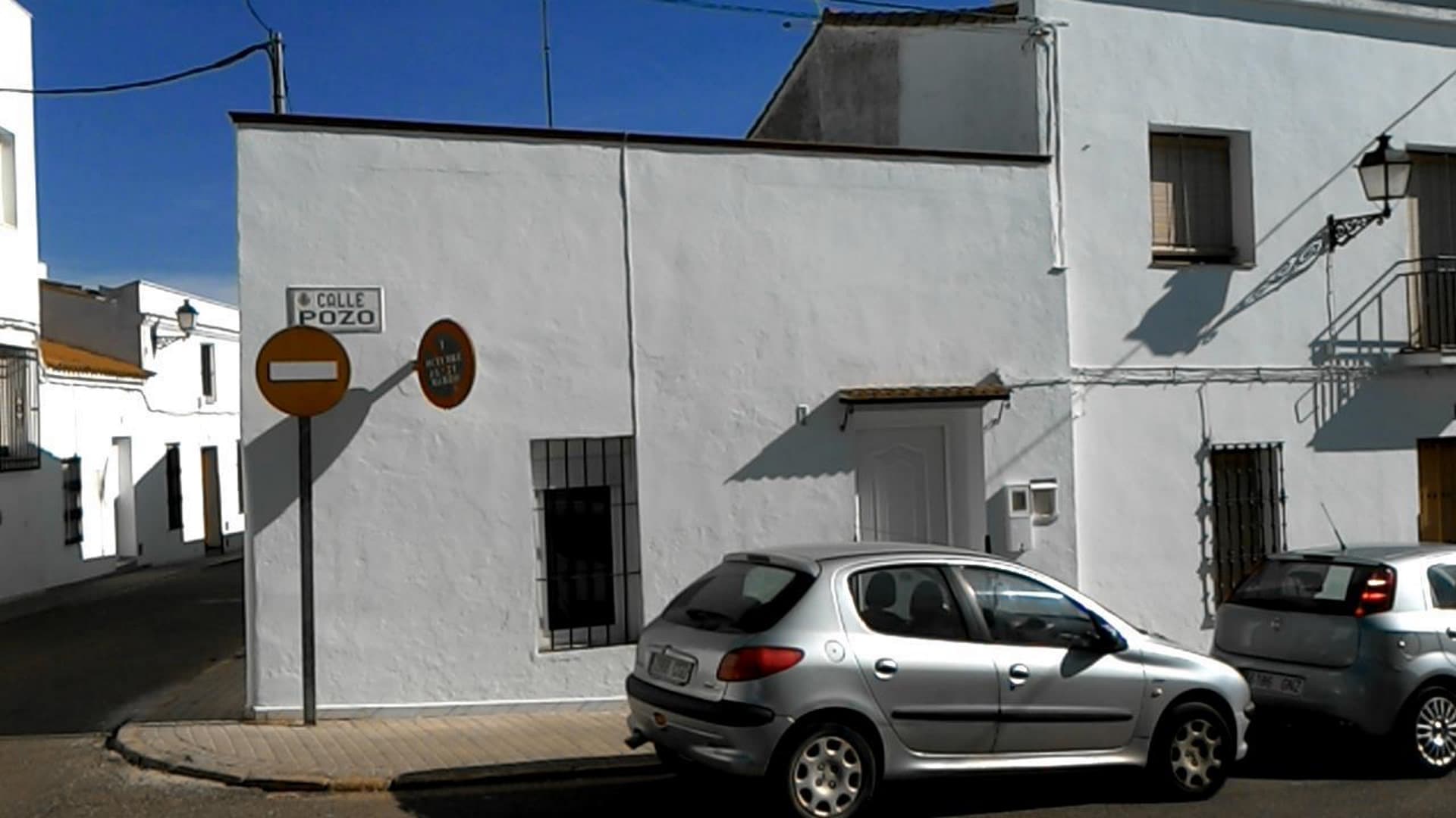 URBANA: Vivienda adosada sita en Los Santos de Maimona en la calle el Pozo núm. 1. Tiene una superficie según datos catastrales de 99,00 metros cuadrados y una superficie construida de 78 metros cuadrados. Referencia catastral 8394416QC2589C0001BS. E