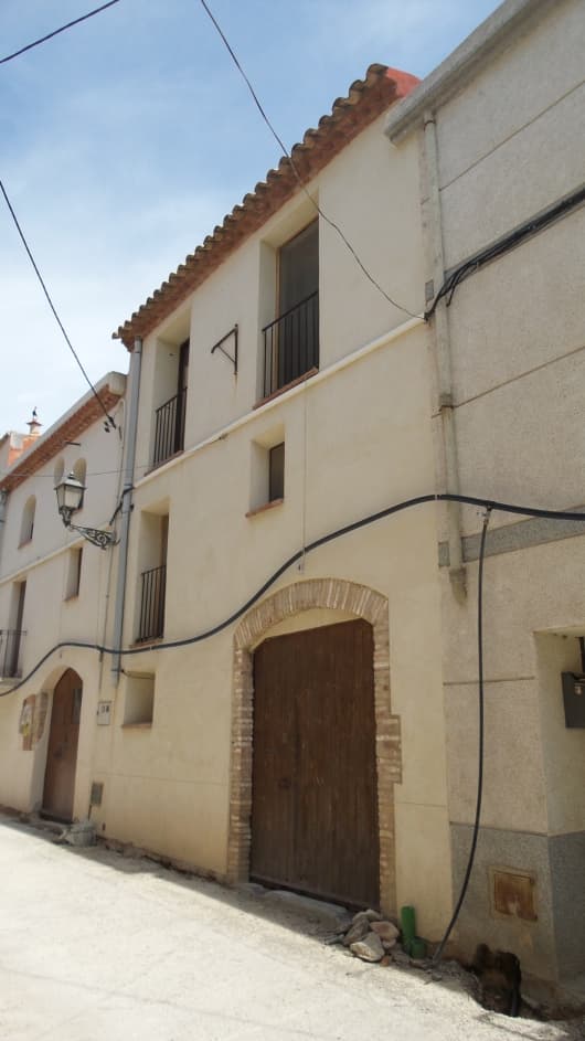 CASA en el término municipal de Mont-roig del Camp, calle d’Amunt, número cuarenta y dos; compuesta de bajos, un piso y azotea; de superficie aproximada ciento diez metros cuadrados. Lindante: derecha entrando, con Ramon Jordi Nolla; izquierda, Pablo - Imagen 1