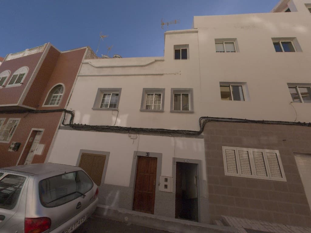 URBANA numero tres vivienda sita en la planta primera del edificio de dos plantas de sótano y dos plantas más número sesenta y uno de gobierno de la calle Salamanca, donde llaman "Hoya de la Plata" en la palmas que tiene su entrada independiente a tr - Imagen 1