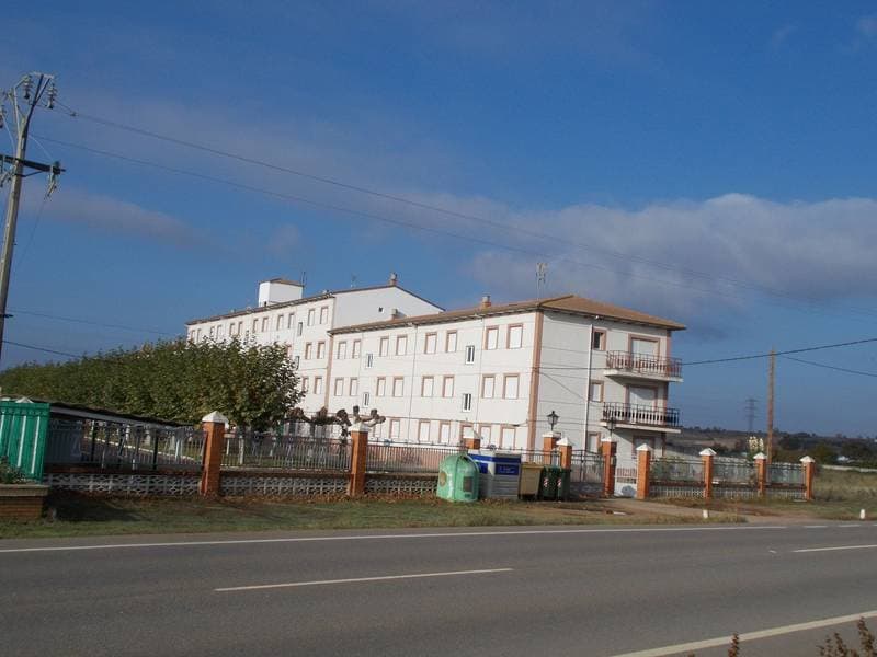 URBANA: Vivienda (bloque C- 2º Izquierda) y local comercial (bloque D- bajo derecha) sitos en la Carretera de Valencia de Don Juan, Edificio Covadonga, de la localidad de Villamañan. Referencias catastrales:8477801TM8887N0018JK y 8477801TM8887N0021JX - Imagen 1