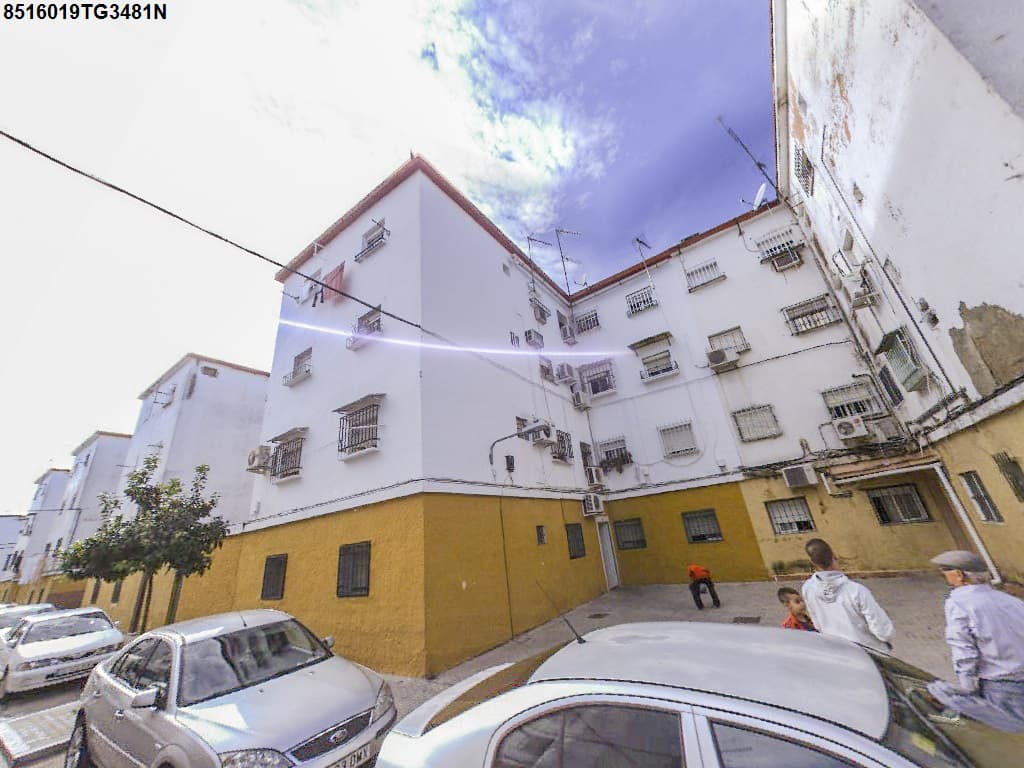 DESCRIPCIÓN FINCA: "URBANA: NÚMERO DOSCIENTOS CINCO.- Piso derecha de la planta baja, señalado con el número DOS, DE LA CASA EN CALLE CANDELAS NUMERO DIECISEIS de la Barriada de La Candelaria, en Sevilla. Tiene una superficie construida de CINCUENTA