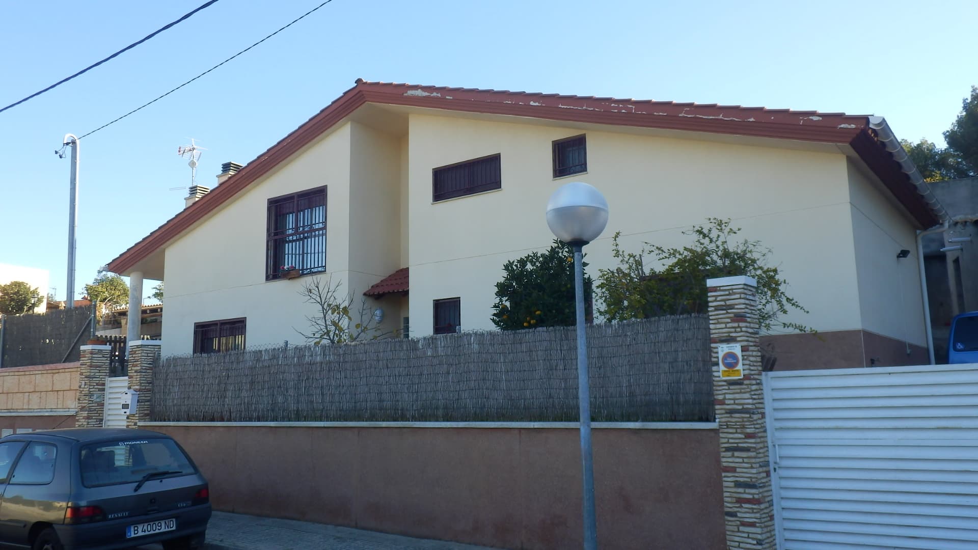 Vivienda unifamiliar. La parcela tiene una superficie de 803,99 metros cuadrados. La edificación consta de planta baja con una superficie de 130,30 metros cuadrados y otros 21,46 metros cuadrados de porches. - Imagen 1