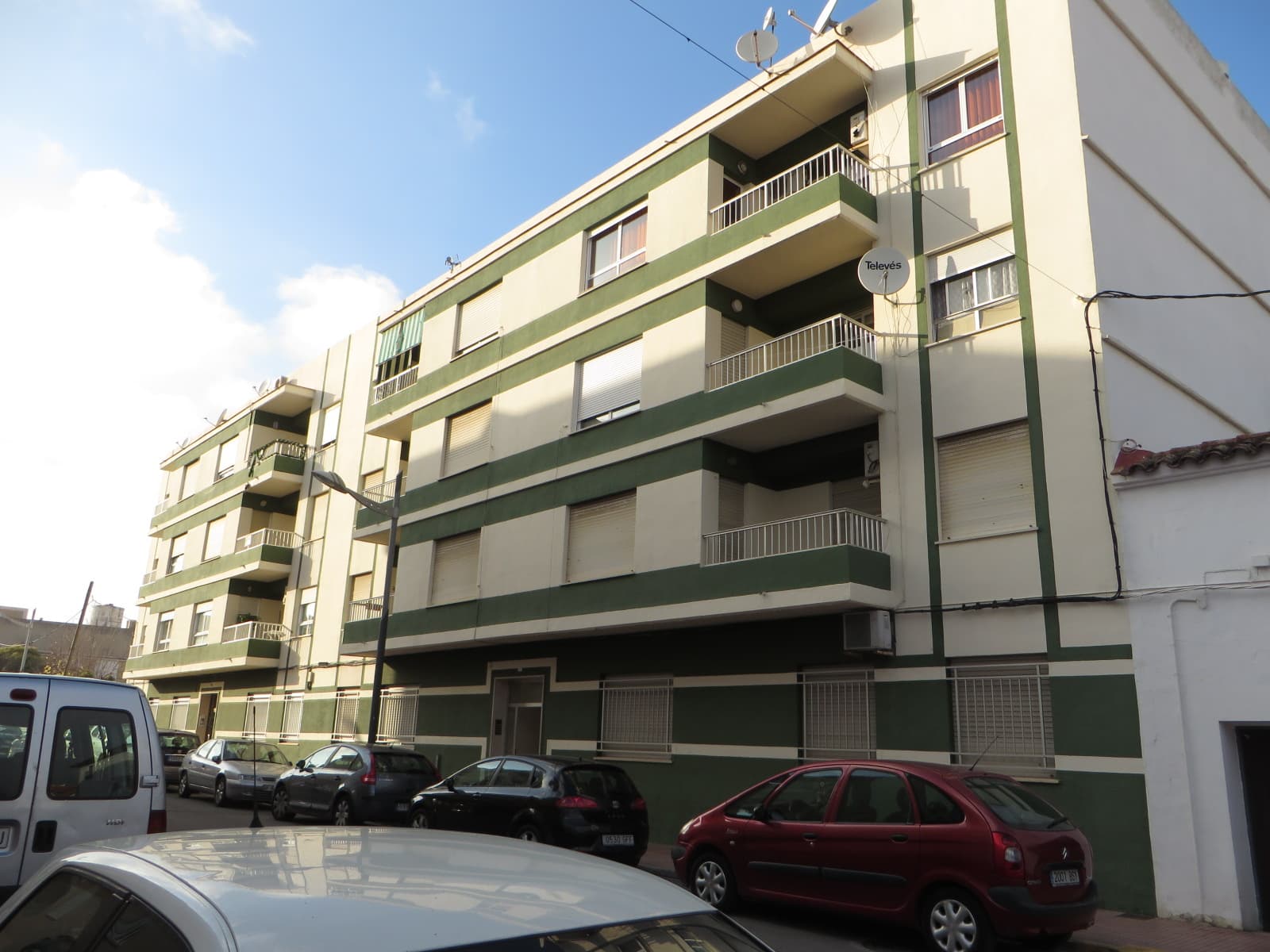 Vivienda derecha -vista desde la calle-, del piso tercero, puerta séptima, que tiene su acceso por el zaguán y escalera de la derecha, número dos de policía, que forma parte del edificio situado en Piles, calle del Maestro Serrano, número dos y cuatr - Imagen 1