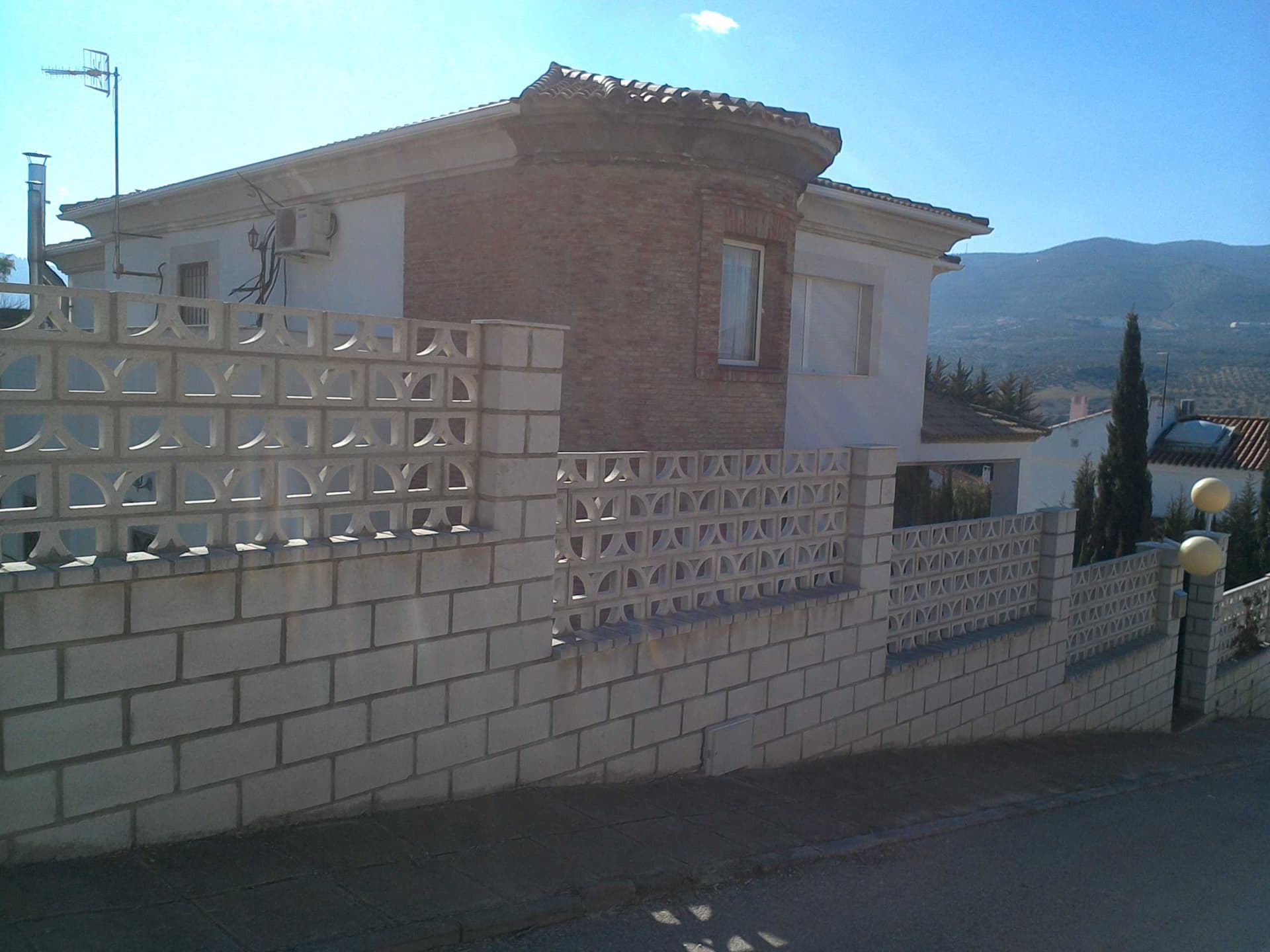 URBANA. NÚMERO SIETE. VIVIENDA UNIFAMILIAR situada en la Urbanización "Las Lomas", paraje "Los Panderones", en el término " municipal de La Guardia de jaén. Está desarrollada en plantas de semisótano, baja y primera, y una zona porticada que aparece - Imagen 1