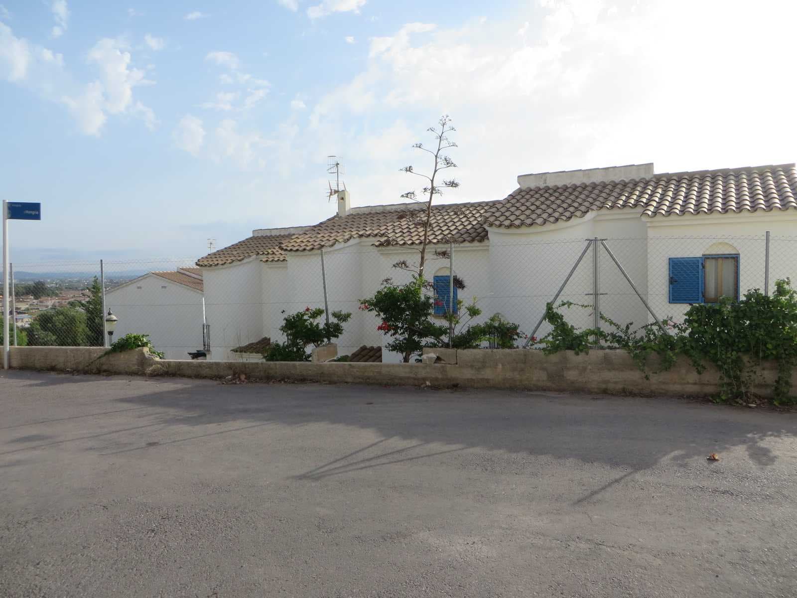 Chalet-Duplex, en termino de Peñiscola partida Roquetes, Ubicado en Urbanizacion residencial Vista-Bella. Se identifica en la citada Urbanizacion con el numero 6, tipo A, y es el tercero de derecha a izquierda e4n la construccion oeste. - Imagen 1