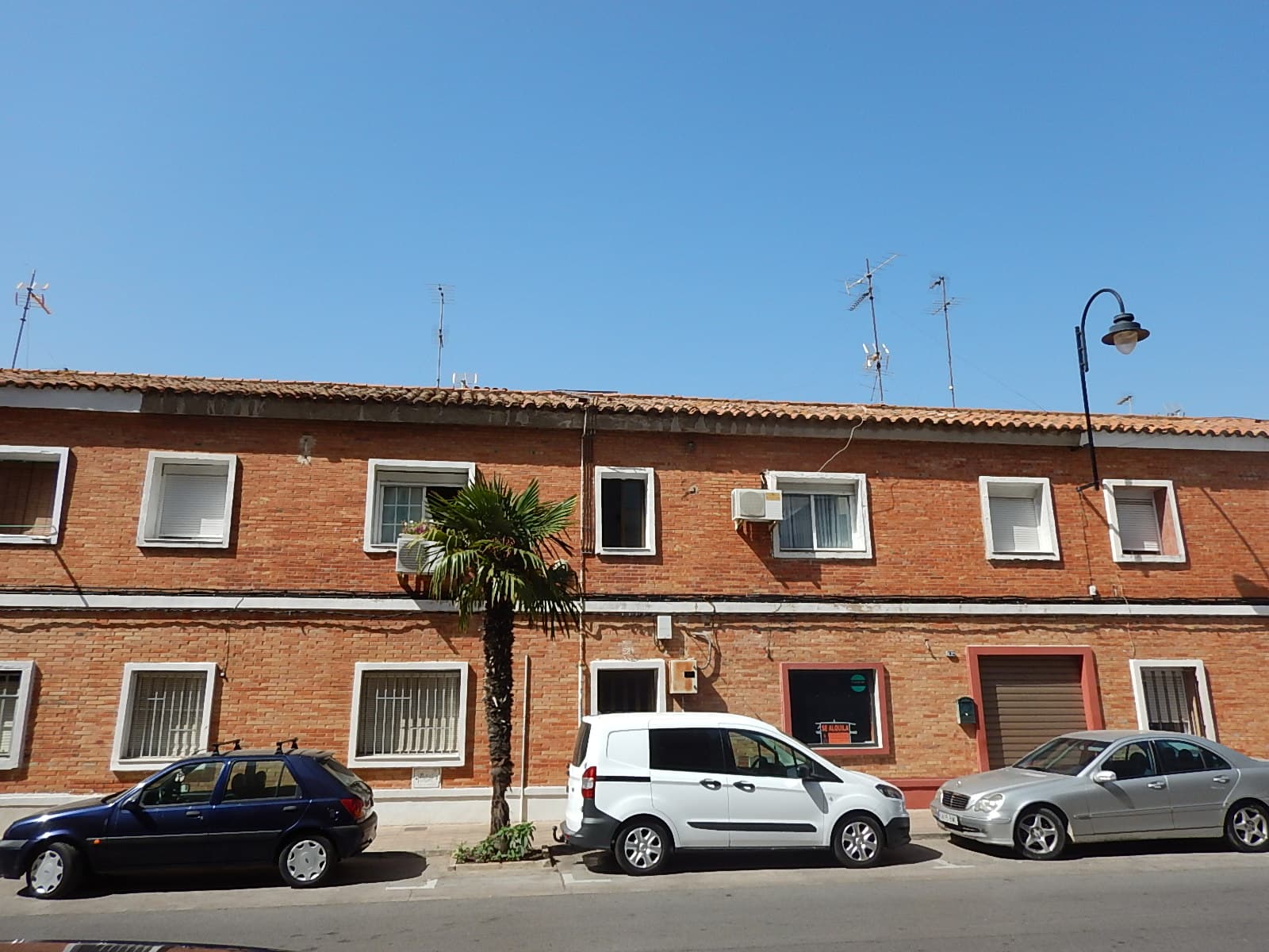 MITAD INDIVISA de la Nuda Propiedad de la Finca nº 5026 de MUSEROS, URBANA: TRECE. VIVIENDA en planta alta, señalada con la puerta número CUATRO situada a la derecha mirando a la fachada del edificio en MUSEROS. Consta de dependencias propias para ha - Imagen 1