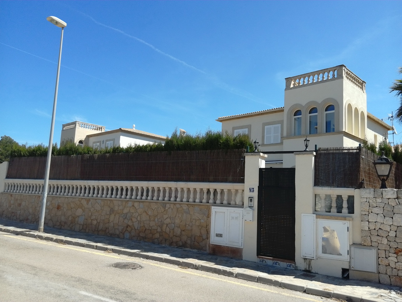 URMANA. NÚMERO SEIS DE ORDEN.- Vivienda unifamiliar aislada de planta baja y planta piso, señalada con el número tres con acceso por zona ajardinada de su exclusivo uso. Forma parte de un complejo construido en el solar B de la manzana II, 2ª, Calle - Imagen 1