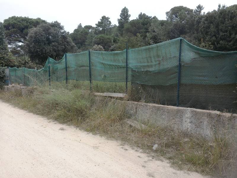 DESCRIPCIÓN: PARCELA DE TERRENO, sita en término de Massanes, en la Urbanización Riuclar, de superficie 706,59 m2 que forma parte de la parcela número 4, del polígono 11 de la Urbanización Riuclar. En esta finca se halla edificada una VIVIENDA UNIFAM - Imagen 1