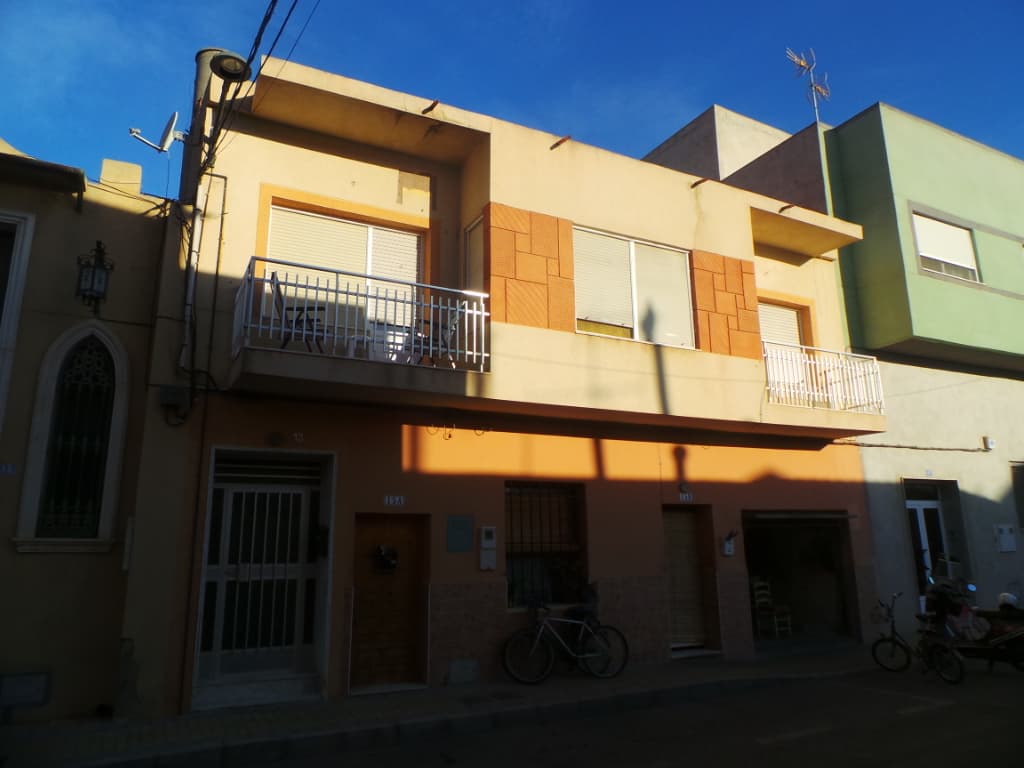 100,00% de Propiedad plena de URBANA: Uno. Bajo de la casa sita en Rafal, calle del Capitán Cortés, número 15, con entrada con puerta abierta directamente a la calle de su situación, con una superficie de ciento setenta y un metros y setenta decímetr - Imagen 1