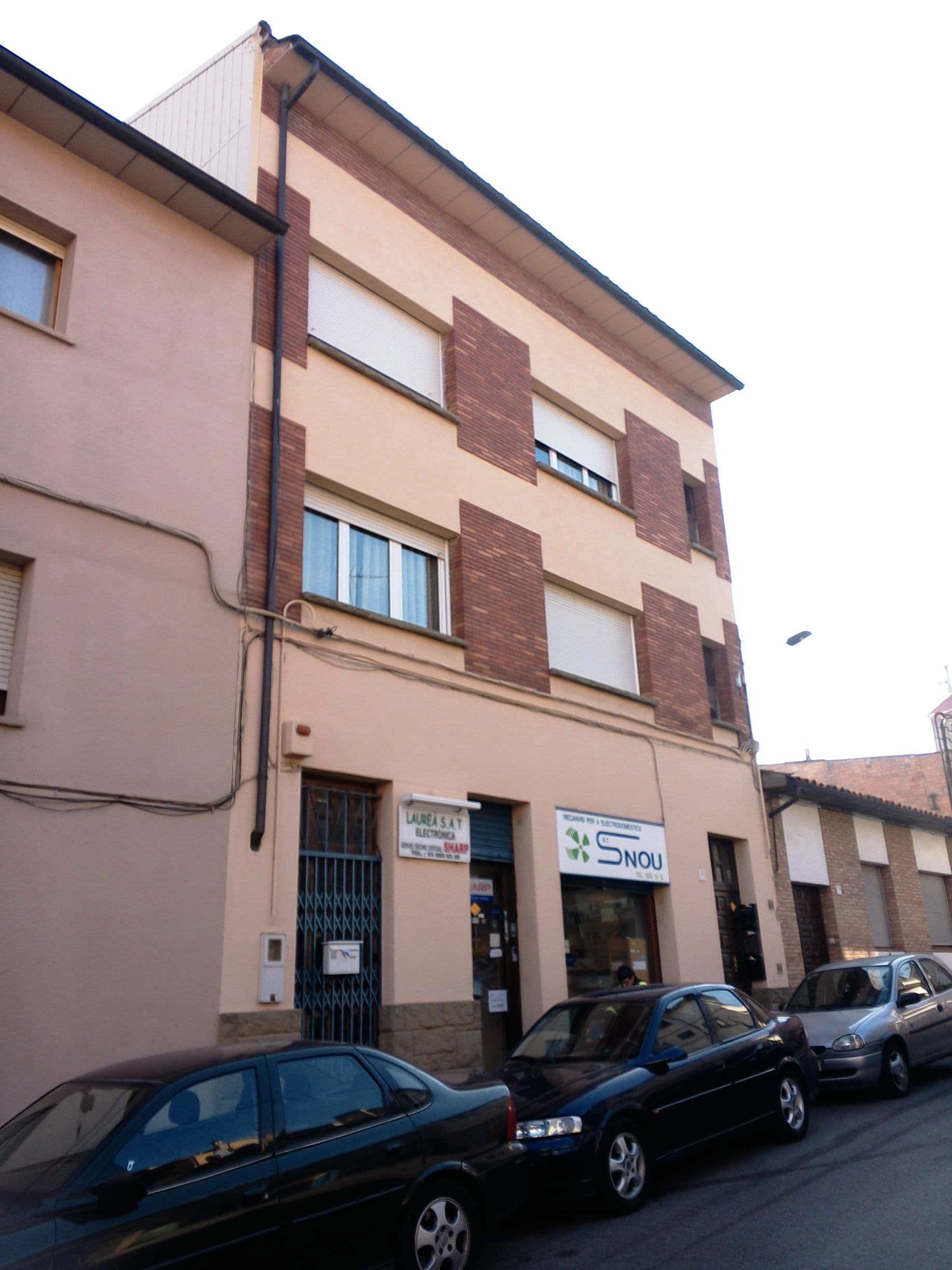 DESCRIPCIÓN: URBANA: ENTIDAD NÚMERO CUATRO .- Piso vivienda ubicado en la segunda planta al alzada de la casa sita en Vic, calle Guilleries número veinte; tiene una superficie útil de noventa y ocho metros treinta y ocho decímetros cuadrados. LINDA: - Imagen 1