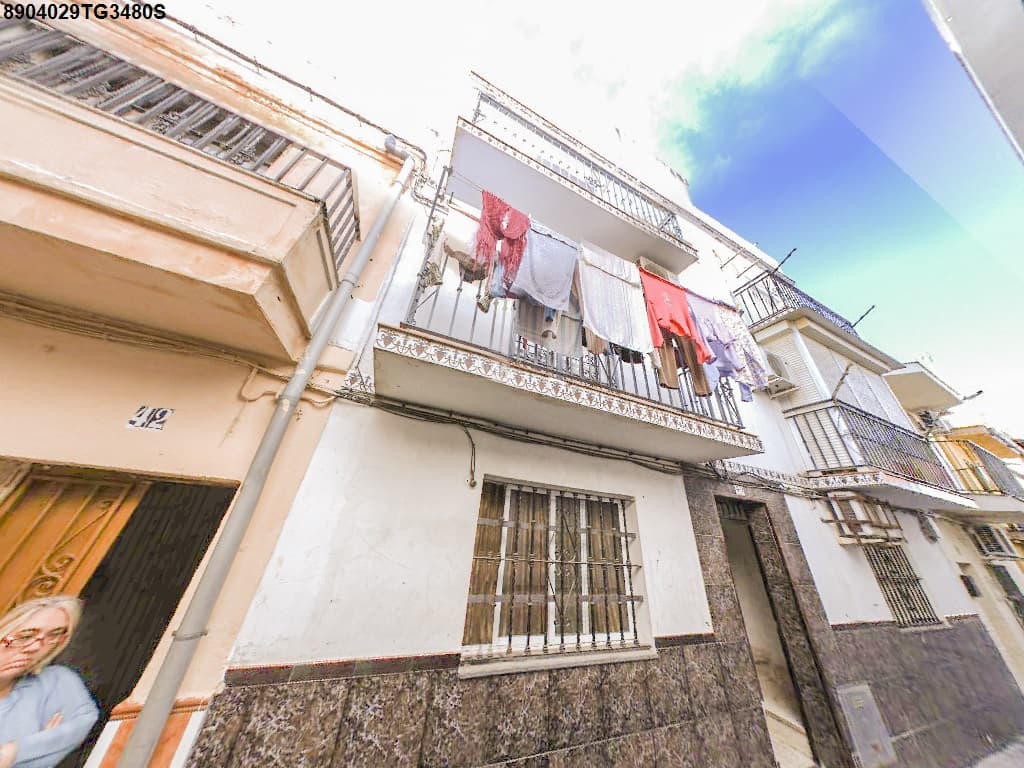 FINCA: "URBANA: Vivienda. número UNO. Vivienda Letra A, sita en la planta baja del edificio señalado con el número 40 de la Calle Carlos Martel, de Sevilla, con una superficie de 75 m2. Ocupa una superficie construida aproximada de setenta y cinco me