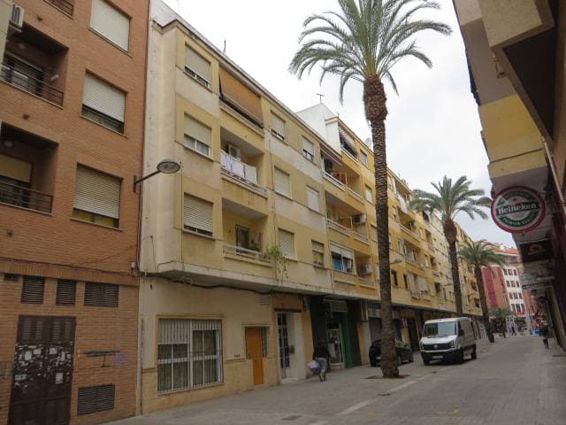 URBANA: NÚMERO DIEZ. Vivienda en segunda planta alta, señalada con la puerta número cinco de la escalera correspondiente al zaguán número cuatro. Es del tipo B, con una superficie construida, según calificación, de noventa y cinco metros sesenta y oc - Imagen 1