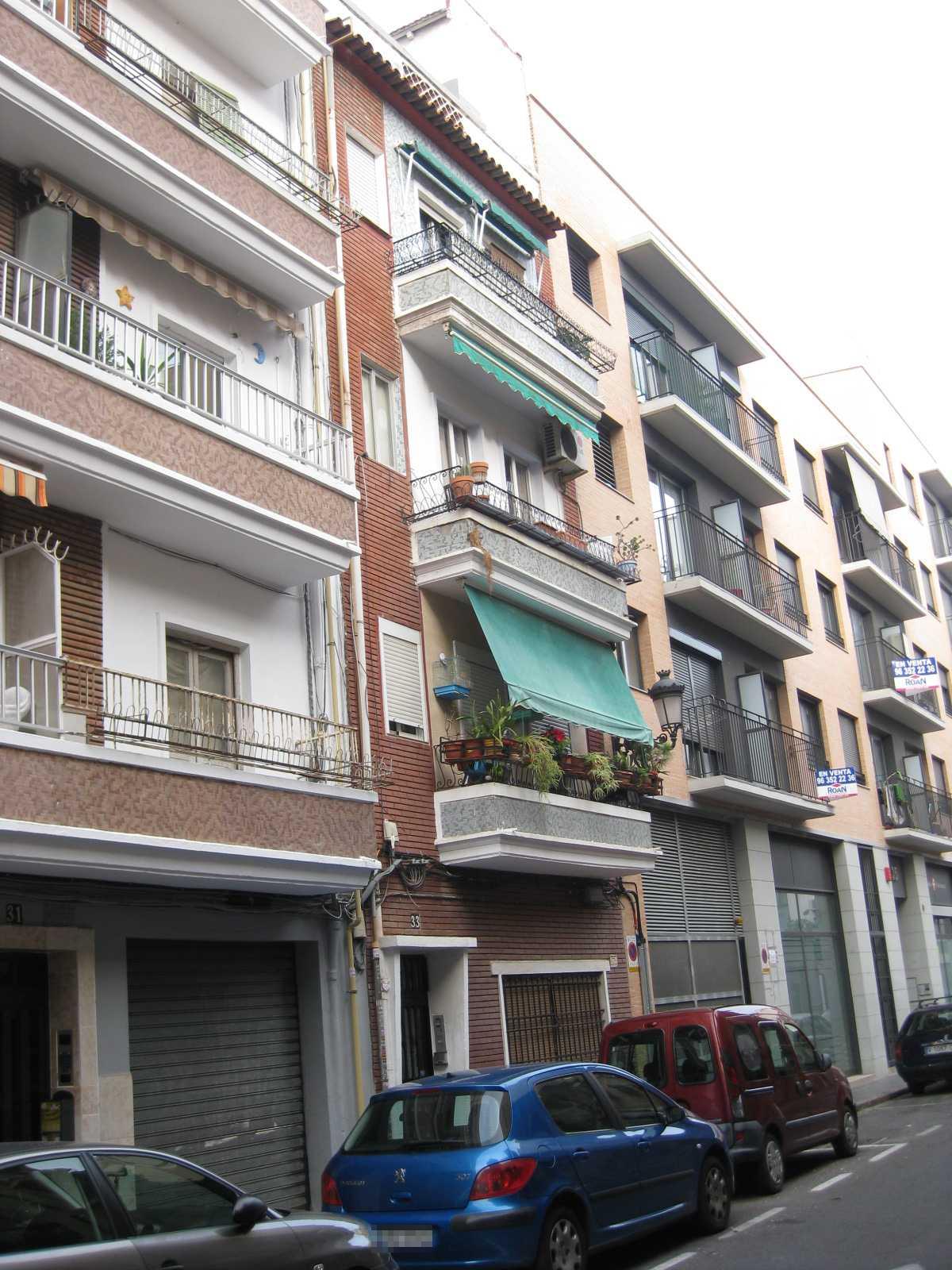 Vivienda sita en calle de los Hierros número 35, hoy 33 según consta acreditado en la finca 5172 de la Sección 11ª Vivienda en planta baja señalada su puerta con el número UNO, compuesta de tres dormitorios, comedor, cocina, cuarto de aseo, vestíbulo - Imagen 1