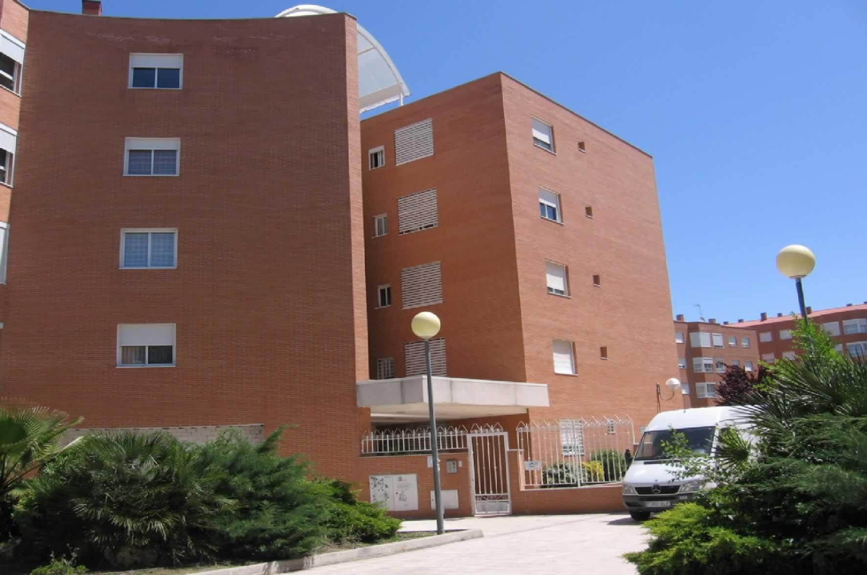 Número trece. Vivienda señalada con la letra D, situada en la planta baja, con acceso por el número de escalera número uno y con entrada independiente por los dos portales, situados en los laterales del edificio sito en Aranjuez, hoy calle Cuarteles, - Imagen 1