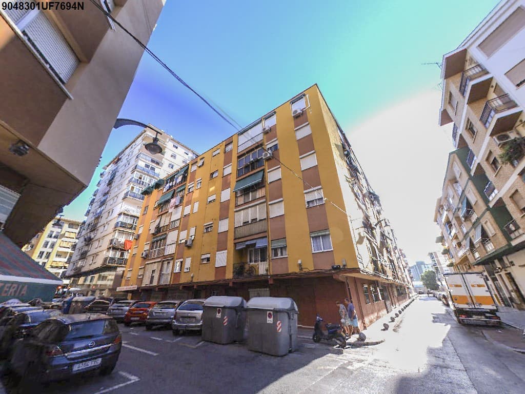 URBANA: Vivienda número tres, situada en la planta baja de la casa con entrada por el número dos de la calle particular, aún sin nombre de la Barriada de El Palo, que unirá la Carretera de Almería con la calle doscientos veintidós. Está señalada con