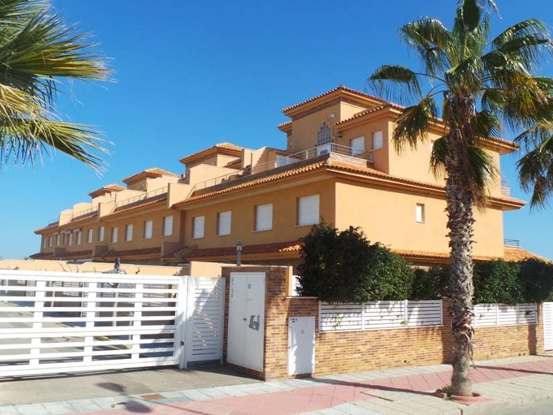 URBANA.- CUATRO.- VIVIENDA UNIFAMILIAR EN PLANTA BAJA Y PLANTAS PRIMERA Y SEGUNDA DE ELEVACIÓN, CON GARAJE Y TRASTERO EN PLANTA DE SÓTANO. Sita en término municipal de Orihuela, en la Parcela R2.3-A, resultante del proyecto de reparcelación del Secto - Imagen 1