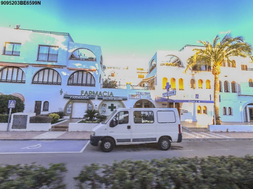 Una participación de 1/200, de la zona destinada fundamentalmente a esparcimiento y recreo, situada al Nordeste del Edificio destinado a servicios del Conjunto apartamental ARCOS de la Urbanización Las Fuentes, localidad de Alcocebre, término municip - Imagen 1