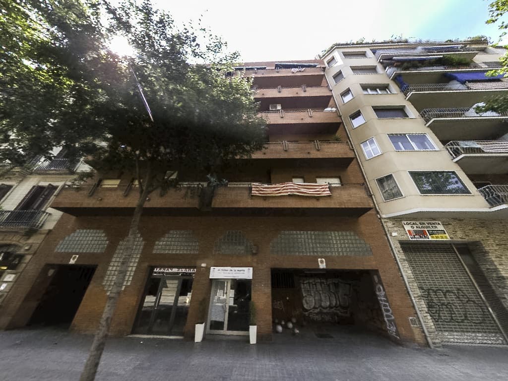 LOTE ÚNICO . DATOS REGISTRALES: Urbana . Participación indivia de un entero treinta y cinco centésimas por ciento de la entidad uno, a cuya participación le corresponde la plaza de aparcamiento número CINCO en la planta baja, y que forma parte integr - Imagen 1