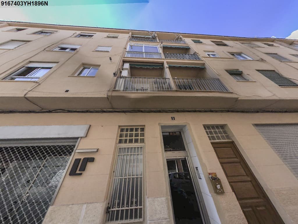 Urbana.- Vivienda posterior del piso SEGUNDO ubicado en la calle CID, 5 del municipio de Alcoy, que tiene una superficie útil de 76,34 metros cuadrados, y está adscrito a esta vivienda el trastero número SEIS de los dieciséis que hay en el desván. TI