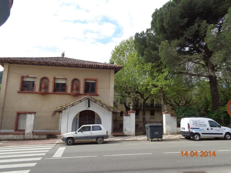 DESCRIPCIÓN: Finca 1957- Urbana. Finca en el término de Arbúcies, lugar llamado Camp de l'Oliver, de extensión superficial cuatro mil novecientos cuarenta y nueve metros cuadrados ( 4.949 m2) con edificios , piscinas y pistas , cuyos linderos son los - Imagen 1