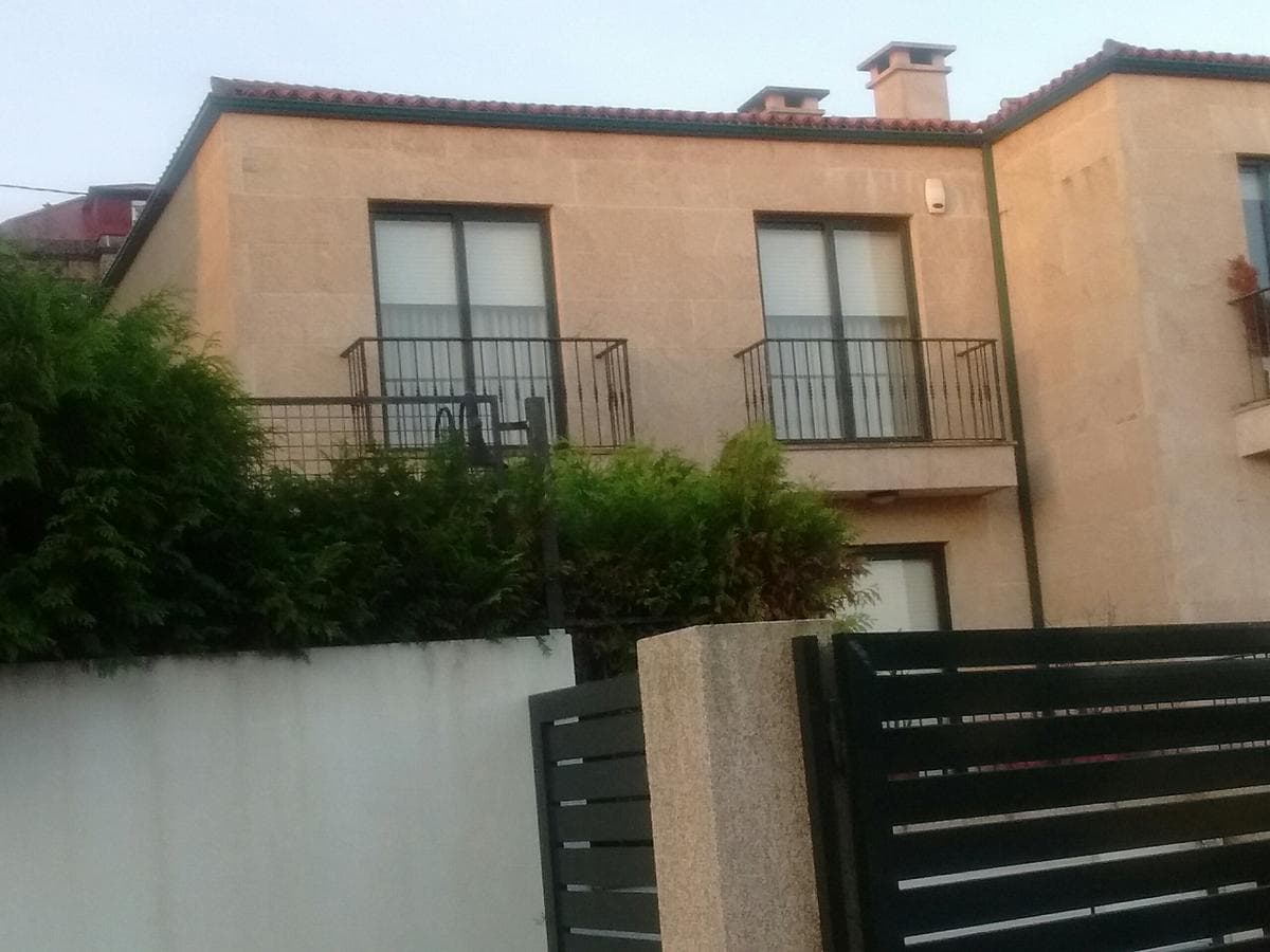 Vivienda unifamiliar tiene asignado el número 1, y forma parte de la urbanización que esta hoy señalada con el número 1 de la Rúa Santa Baia, nombramiento de "Porboroa", parroquia de Alcabre, municipio de Vigo, sita sobre la parcela A-1, - Imagen 1