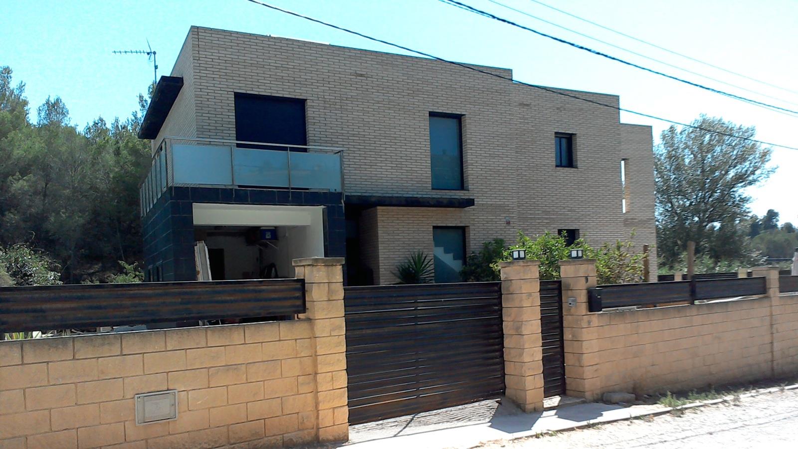 VIVIENDA UNIFAMILIAR construida sobre la parcela de terreno número novecientos veintitrés, calle Eucaliptos, número nueve, del barrio de Can Canals - El Portell del término de Piera, de procedencias de la heredad Can Canals. - Imagen 1