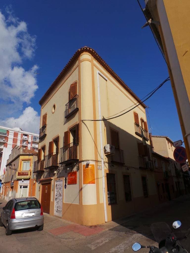 Mitad indivisa de la Finca de Dénia Nº 4465: URBANA.- Vivienda unifamiliar, compuesta de tres plantas. La planta baja que ocupa noventa metros cuadrados integrada por un local comercial con dos puertas de acceso, una a la calle Sandunga número 25 y o - Imagen 1