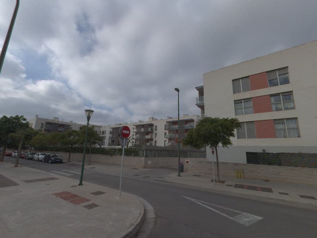 URBANA NÚMERO DOSCIENTOS VEINTE DE ORDEN: Espacio de aparcamiento con trastero, situado en la planta sótano del edificio B. Forma parte de un complejo urbanístico denominado “RESIDENCIAL ELS REIS”, que se halla sobre la manzana “C” del Plan Parcial S