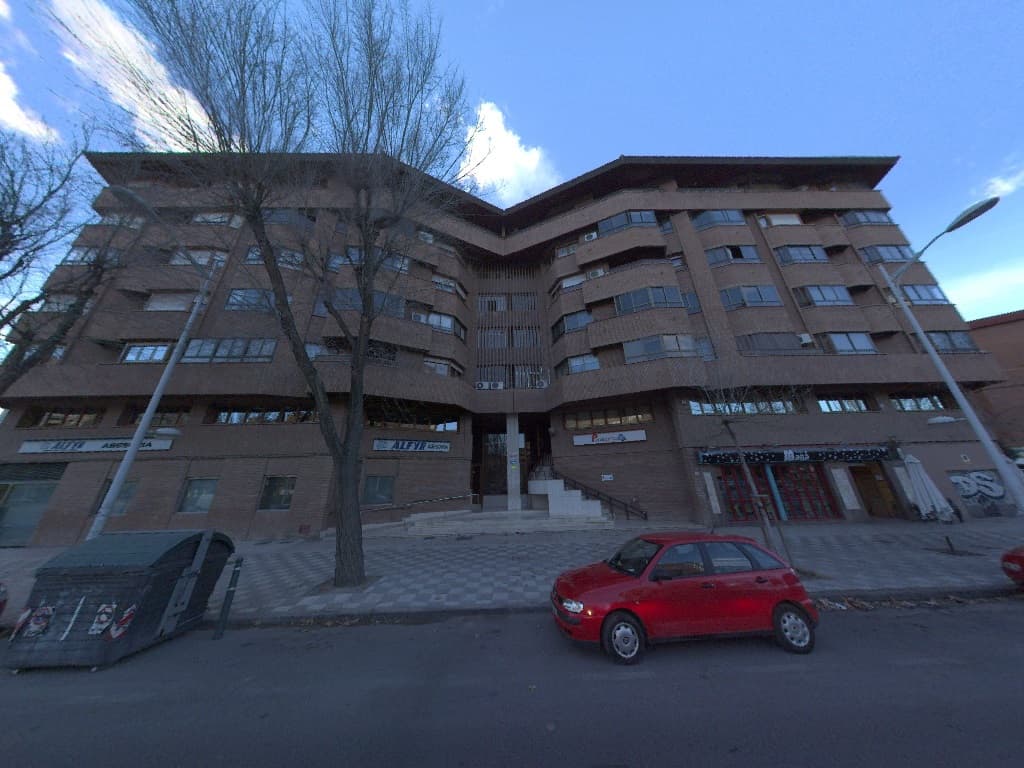 Local comercial, situado en planta de entresuelo sobre la rasante del suelo del inmueble sito en la Ciudad de Albacete, con fachadas al Paseo de la Cuba, calle del Carmen y Avenida Ramón y Cajal, con acceso por el Paseo de la Cuba, donde le correspon - Imagen 1