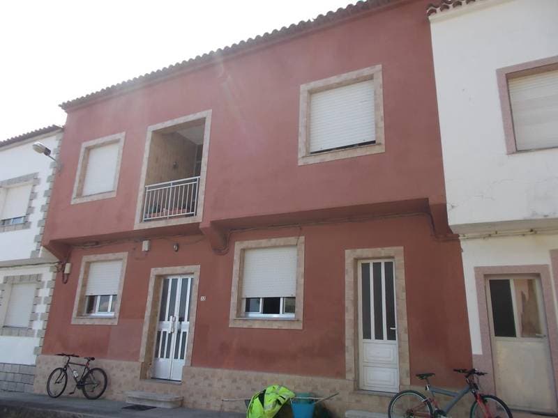 URBANA.- Casa compuesta de planta baja y planta alta, destinada a vivienda unifamiliar, de la superficie por ochenta y dos metros cuadrados, con terreno unido hasta completar la superficie de dos áreas y una centiárea, formando el conjunto de una sol - Imagen 1