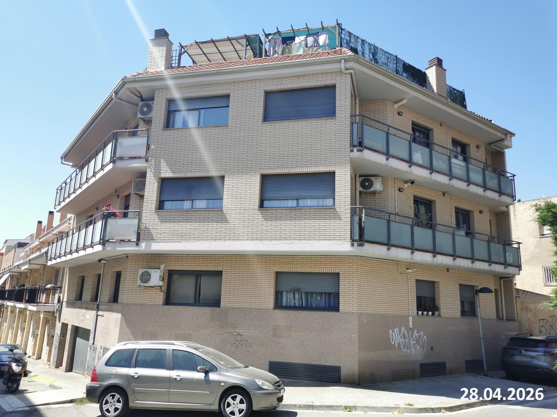 1. URBANA: VIVIENDA, a la que en la Comunidad se le asigna el número TRES, planta bajos, puerta segunda, del edificio sito en Ripollet, calle Sant Lluís, número treinta y nueve, esquina Pasaje Sant Salvador. Consta de diversas dependencias y servicio - Imagen 1