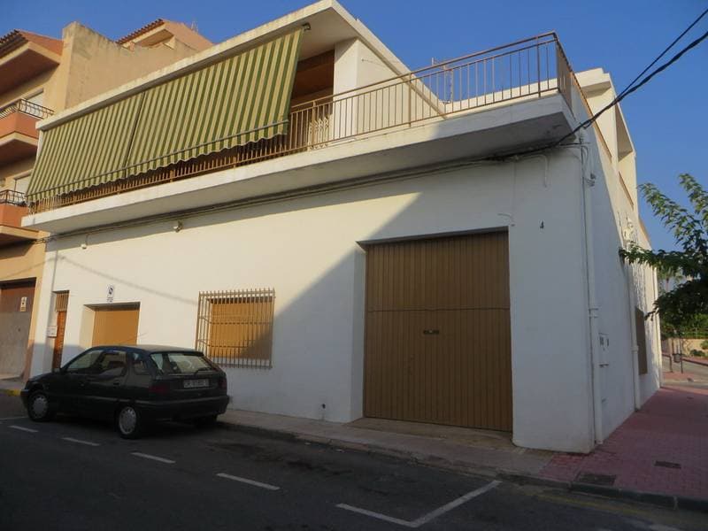100,00% de Propiedad plena de URBANA: Solar en término de Polop, y su partida ERMITA o PLANET, con una superficie de DOSCIENTOS DIEZ METROS CUADRADOS, que linda: frente y derecha entrando, calles en proyecto; izquierda, Vicente Fuster; y fondo, Migue - Imagen 1