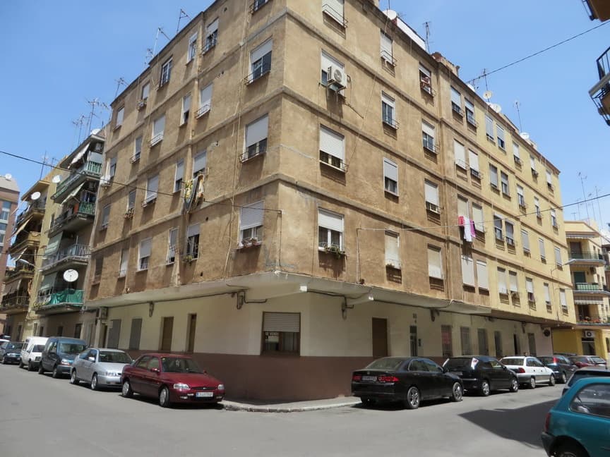 FINCA gravada con hipoteca a favor de la entidad BANCO SANTANDER CENTRAL HISPANO SA.Y FINCA gravada con una anotacion de embargo a favor de la tesoreria general de la seguridad social. - Imagen 1