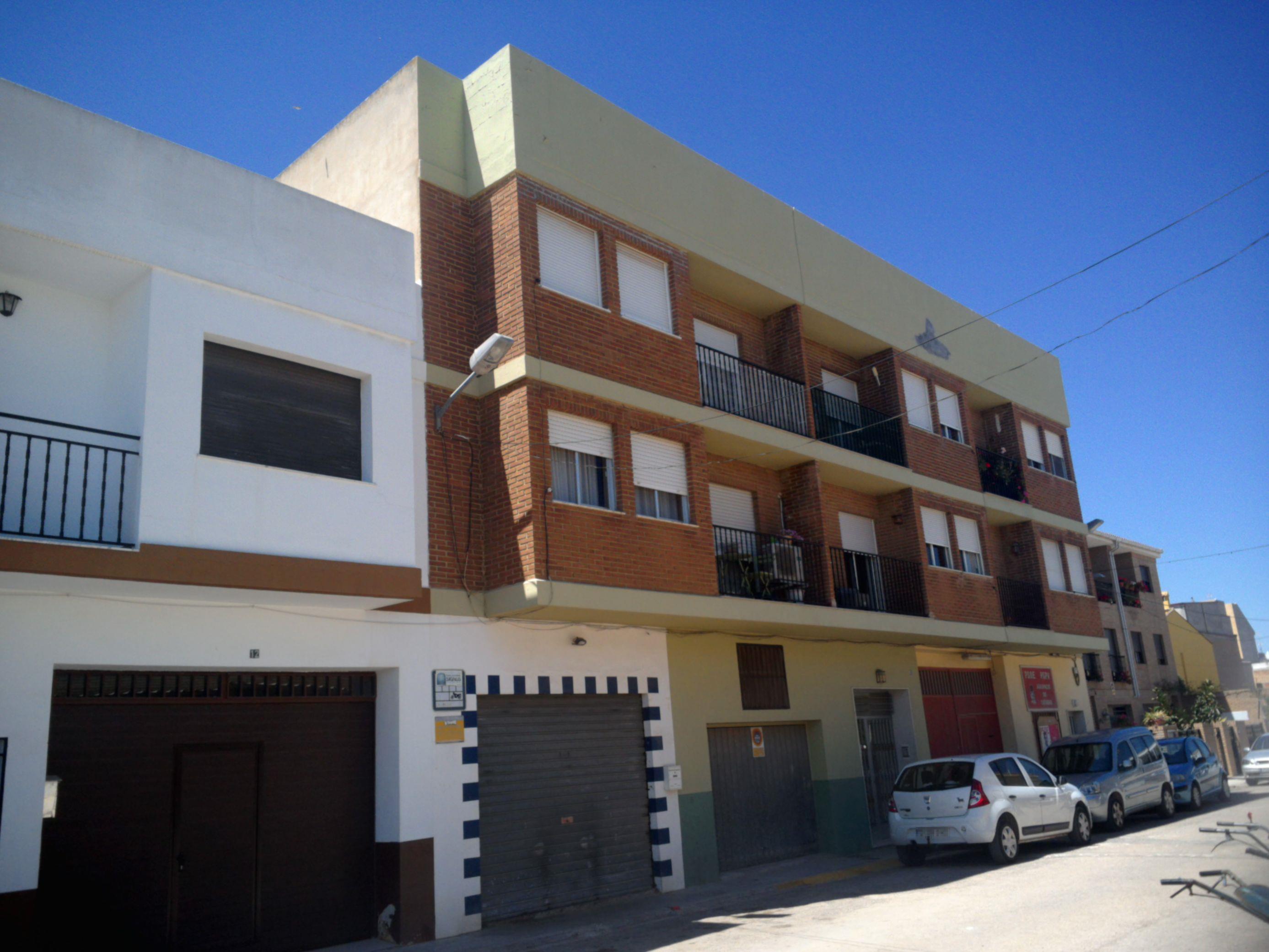 URBANA: CINCO.- VIVIENDA de la izquierda subiendo del piso primero, puerta tres, tipo C, de edificio en Catadau, calle Ramón Serrano Vicens, número diez, con distribución propia para habitar y terraza, Ocupa una superficie útil de noventa metros cuad - Imagen 1