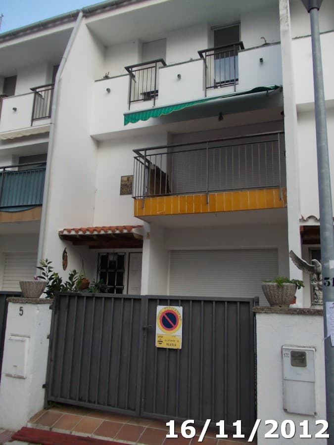 MITAD INDIVISA DE LA FINCA 2933 “URBANA: CUATRO.-VIVIENDA número tres, unifamiliar pareada, a la que se identifica con el número cinco en el Camí de Can Baltasar, en la Urbanización Montaña Mar del término municipal de Palafolls. Consta de planta baj - Imagen 1