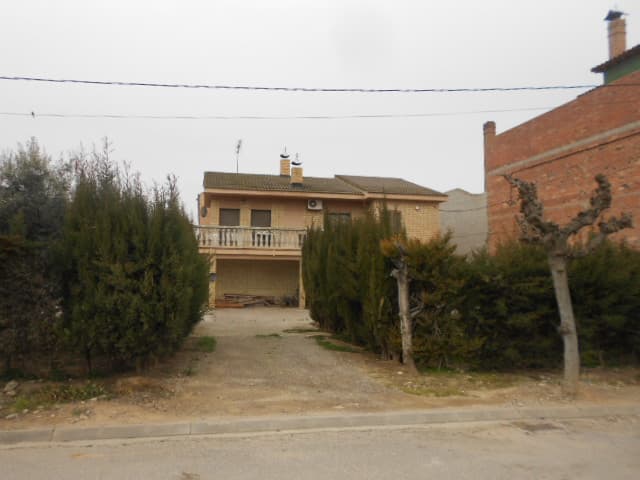 Finca 5254 URBANA: Solar sito en Alguaire, Carretera Vall d'Aran, número 14. Sobre dicha finca se ha levantado la siguiente contrucción: VIVIENDA UNIFAMILIAR aislada.