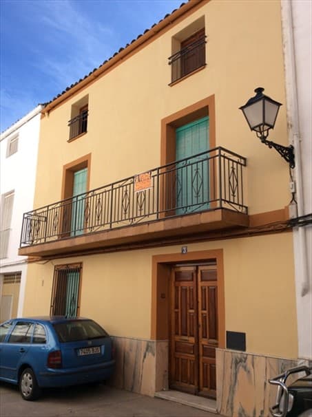 URBANA.- CASA sita en la Travesía de López Navarrete, señalada con el número tres, antes Palomares, sin número, del término municipal de Beas de Segura, con la superficie de CIENTO TREINTA Y OCHO METROS CUADRADOS.- Linda: por la derecha entrando, Jul